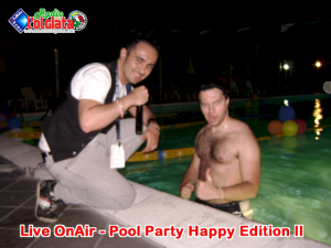 Tuffo in piscina al pool party
